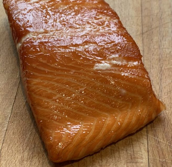 Einfaldur heitreyktur lax